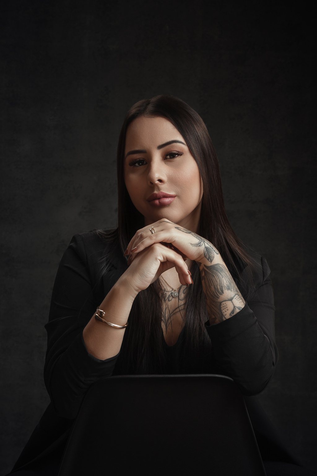Sabrina Sueli, lash designer em Peruíbe, em retrato de estúdio